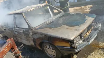 Yolda alev alan otomobil tamamen yanarak kullanılamaz hale geldi