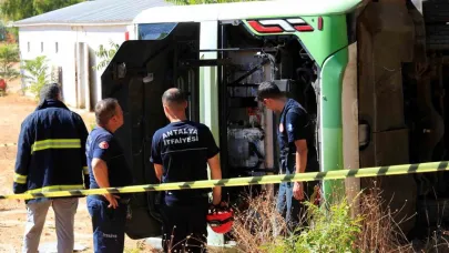 Antalya’da sürücüsü direksiyon başında rahatsızlanan elektrikli otobüs devrildi, sürücü hayatını kaybetti