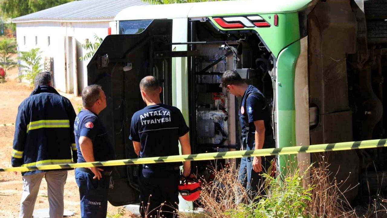 Antalya’da sürücüsü direksiyon başında rahatsızlanan elektrikli otobüs devrildi, sürücü hayatını kaybetti