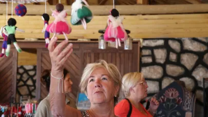 Antik kent yolunda kadın eli! Turistler hayran kalıyor