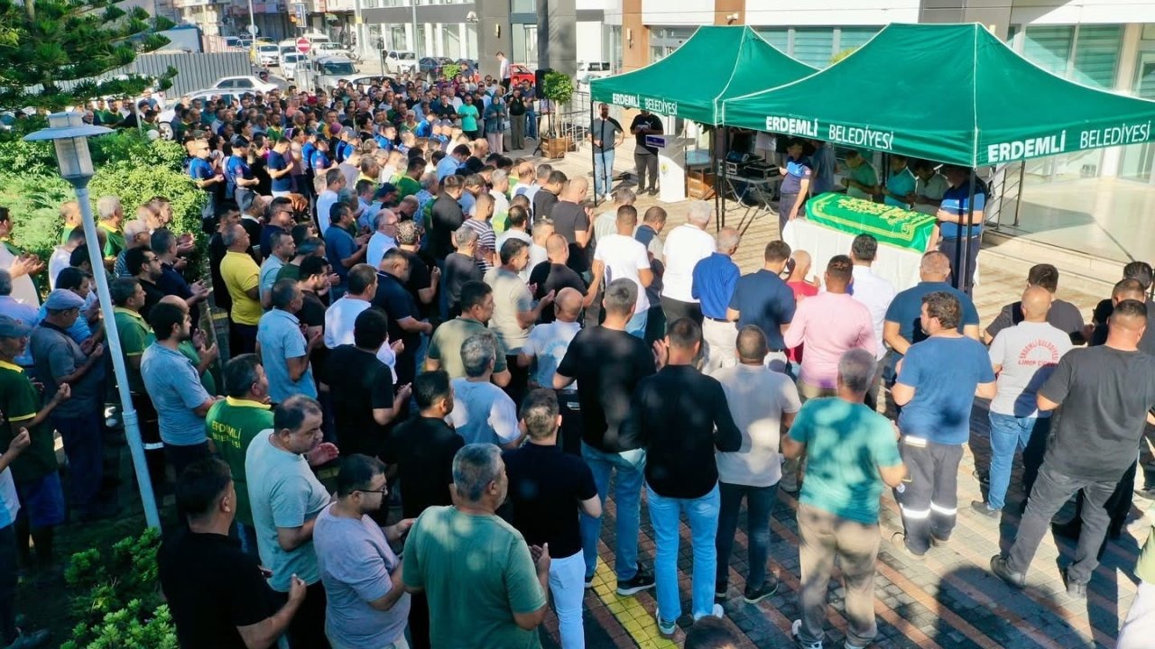 Erdemli Belediyesi’nin acı günü: Vefat eden personel için tören düzenlendi