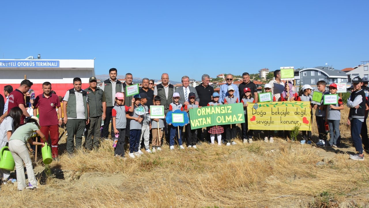 Korkuteli'de fidanlar toprakla buluştu