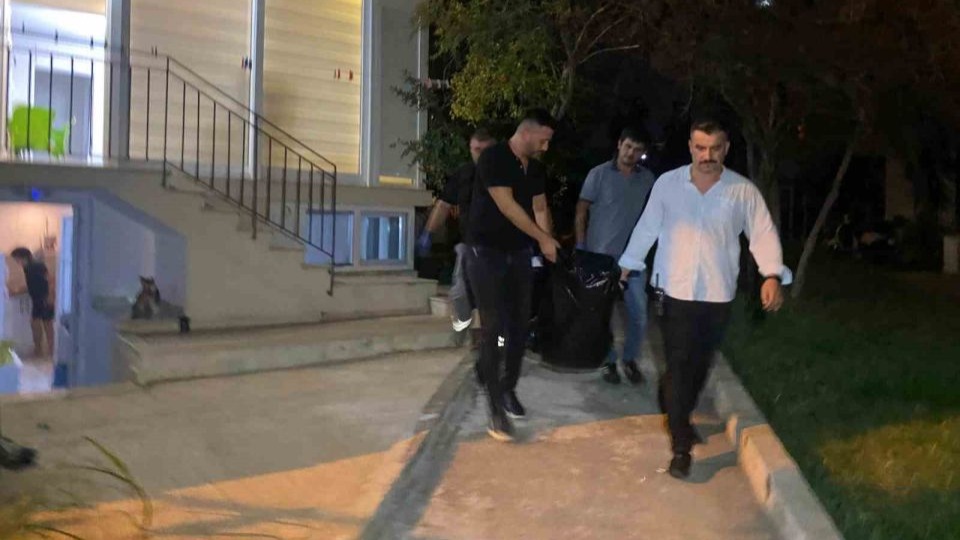 Eski karısını eşarbıyla ve yastıkla boğup polise teslim oldu