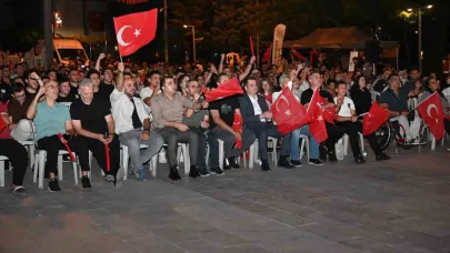Isparta’da vatandaşlar A Milli Erkek Basketbol Takımı’nın zaferini dev ekrandan izlediler