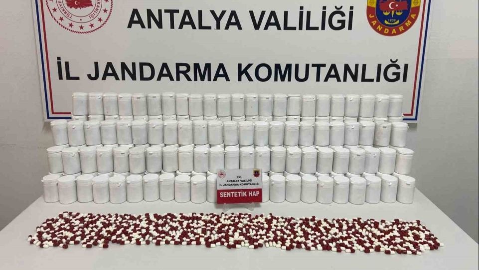 Kontrol noktasında durdurulan araçtan binlerce sentetik hap ele geçirildi