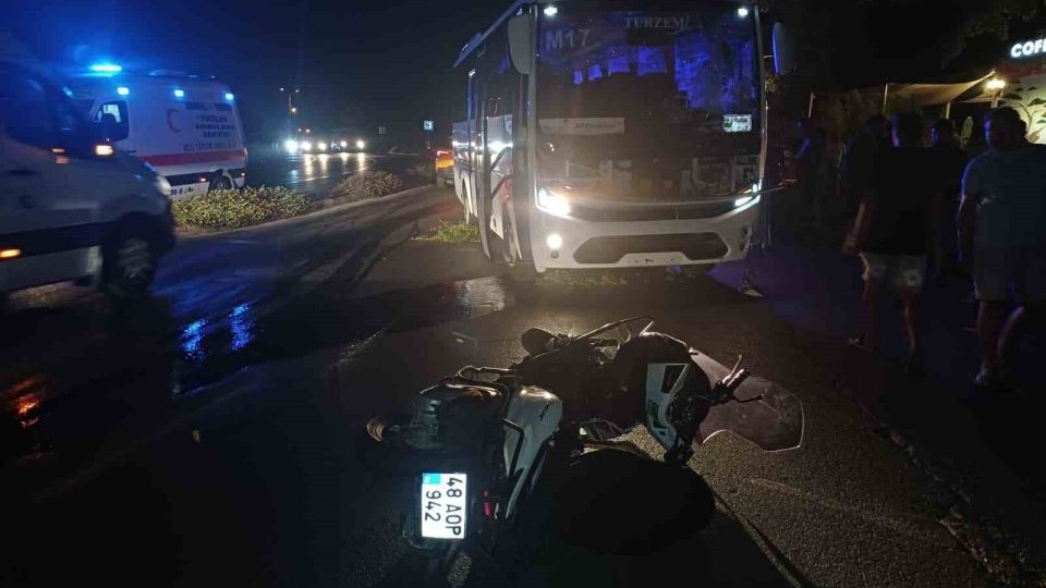 Tur otobüsü karşı şeride geçti: 1 yaralı
