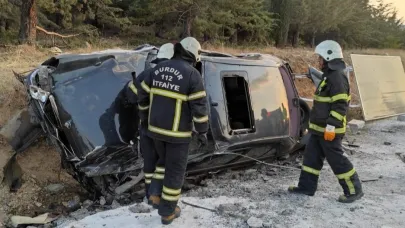 Burdur’da otomobil, otobüs durağına çarptı: 2 yaralı
