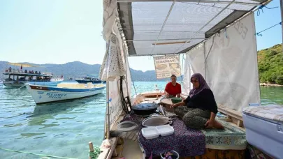 Denizde gözleme servisi! Kaynana-gelin turistlerin yeni favorisi oldu
