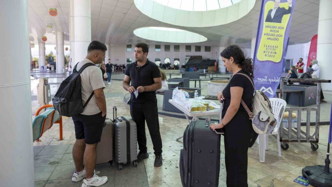 Mersin’de üniversiteli gençler şehrin girişinde karşılanıyor
