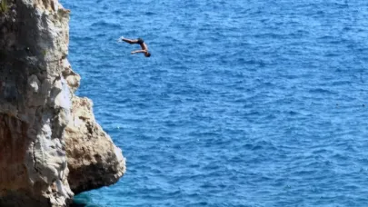 Sıcak havada deniz keyfi, falezlerde tehlikeli atlayış