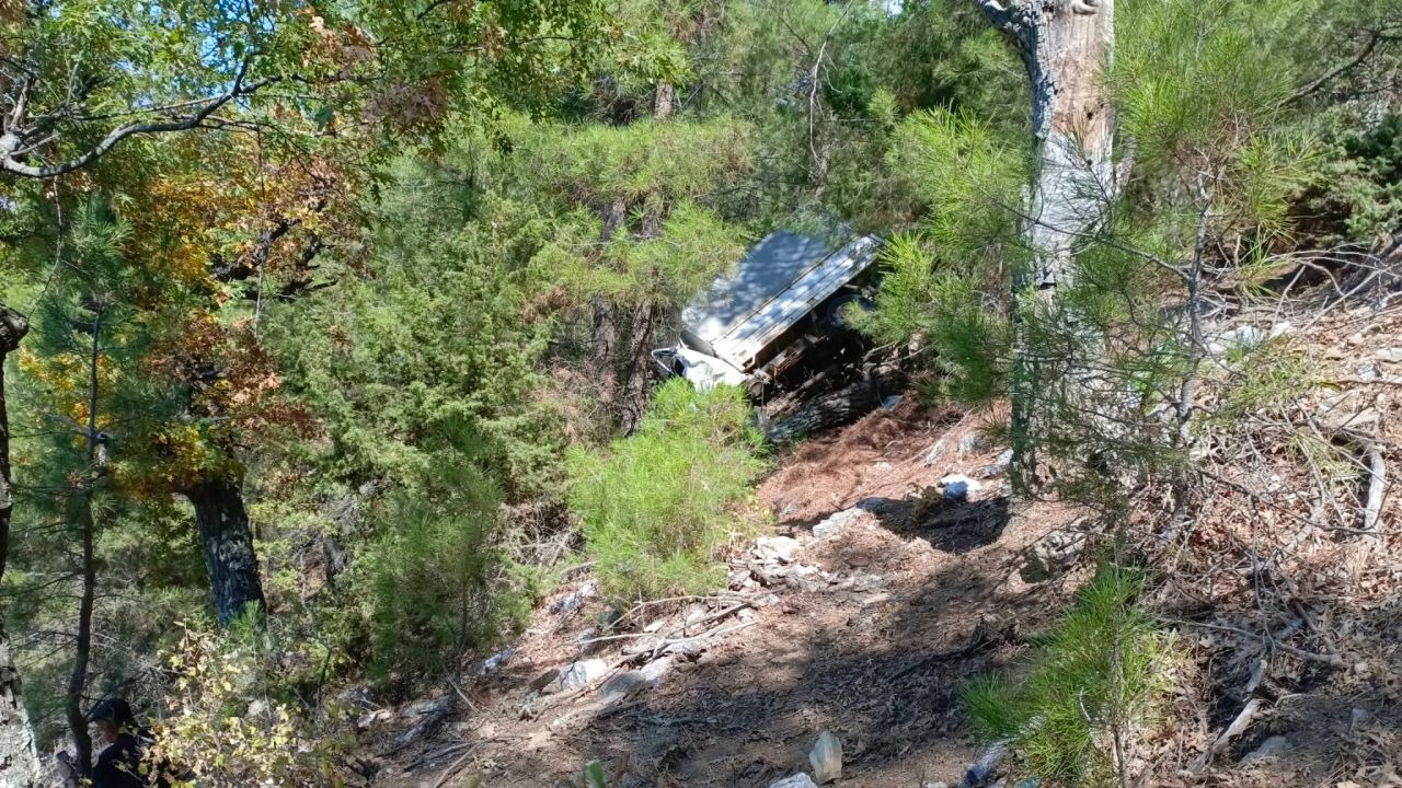 50 metrelik uçurumdan yuvarlanan sürücü yaşamını yitirdi