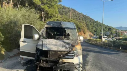 Marmaris’te turistleri taşıyan minibüs alev aldı