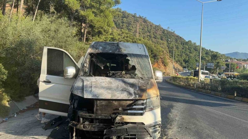 Marmaris’te turistleri taşıyan minibüs alev aldı
