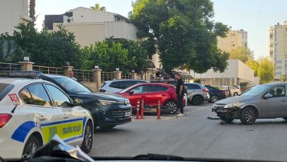 Muratpaşa'da maddi hasarlı kaza meydana geldi