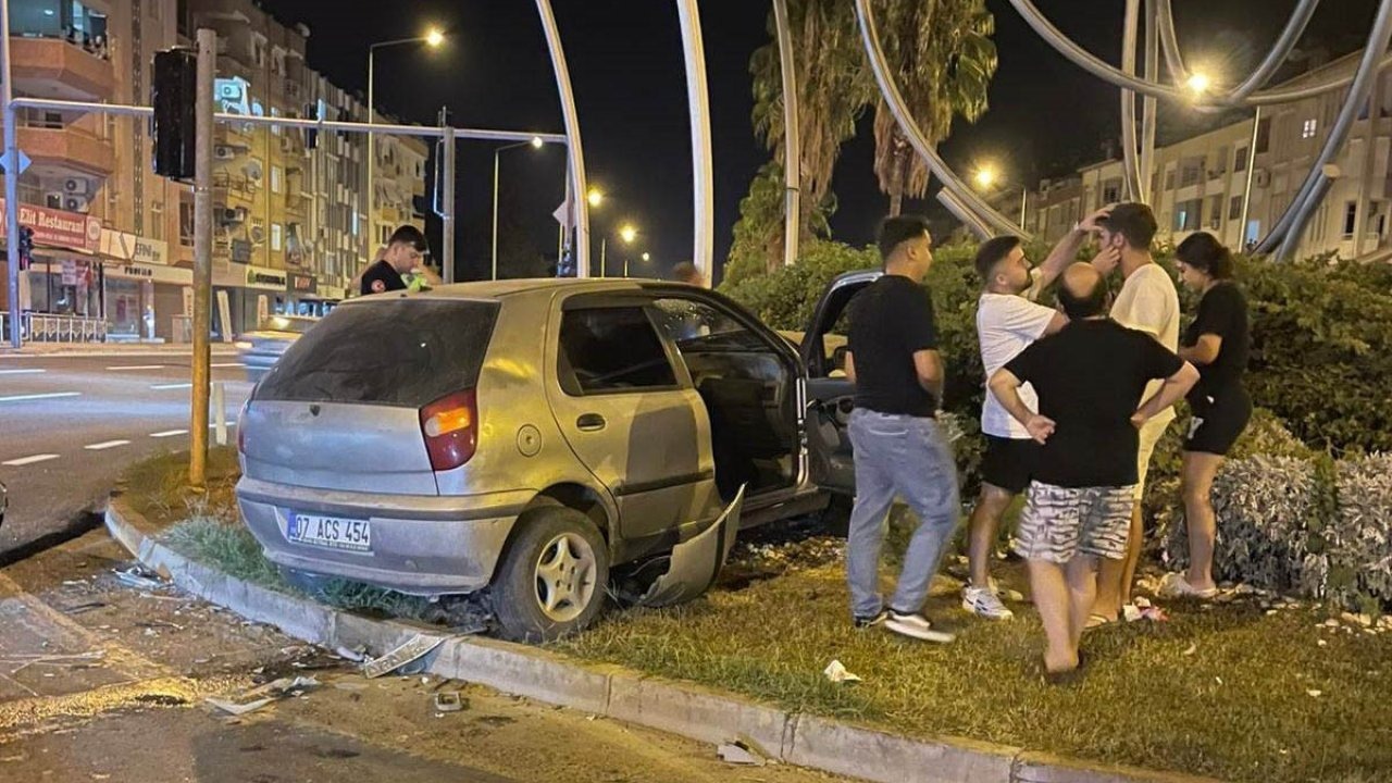 Antalya’da otomobille hafif ticari araç çarpıştı: 2 yaralı