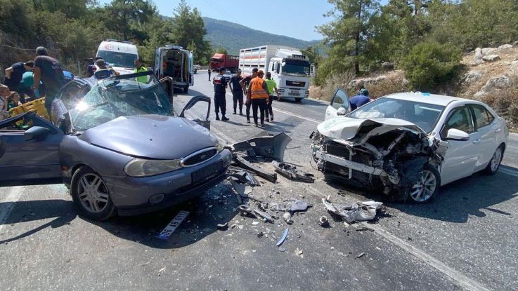 Otomobiller çarpıştı: 8 yaralı