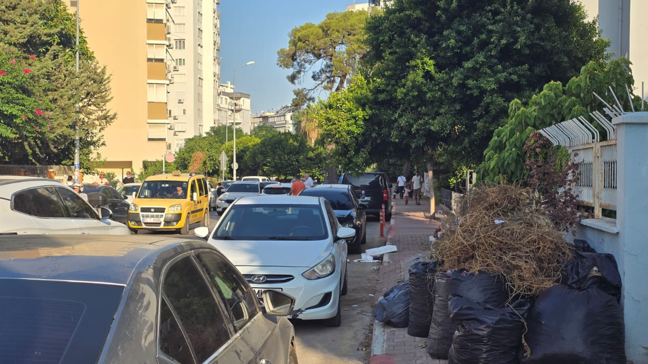 Muratpaşa'da çevre kirliliği problemi! Yığılan çöpler dikkat çekti