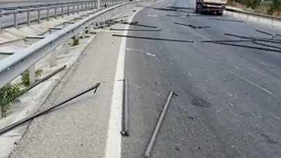 Tırdan düşen demir iskeleler yolu kapattı