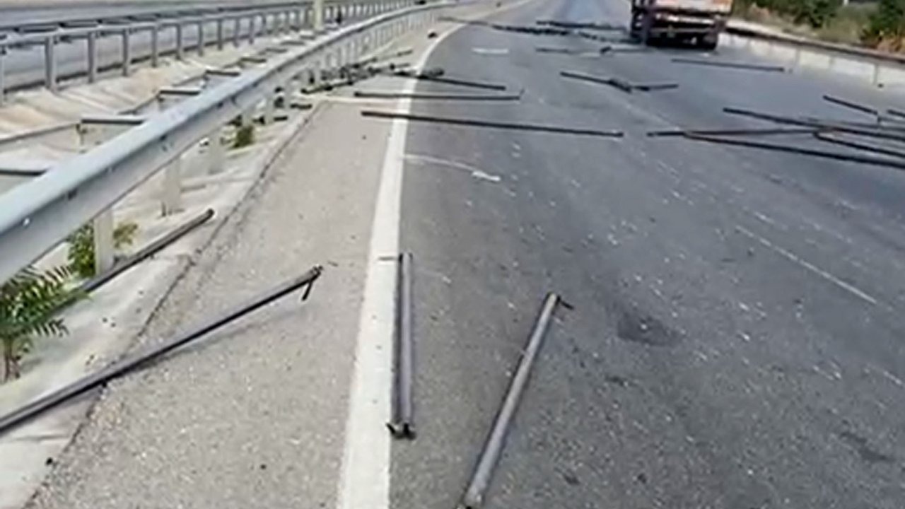Tırdan düşen demir iskeleler yolu kapattı