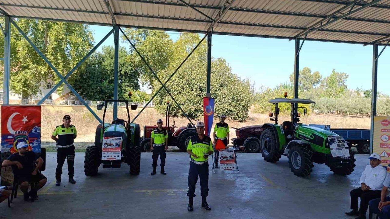Serik’te jandarmadan tarım aracı sürücülerine eğitim