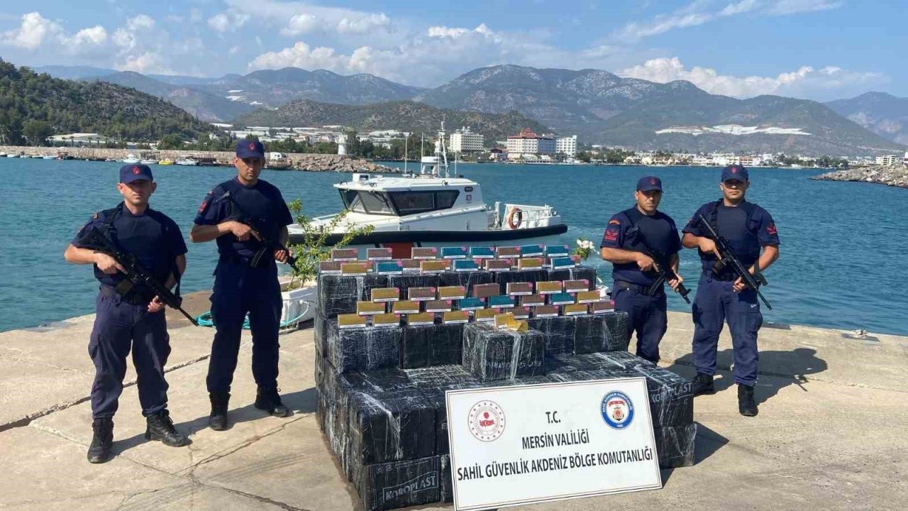 Denizdeki kutulardan 28 bin 500 paket tütün çubuğu çıktı