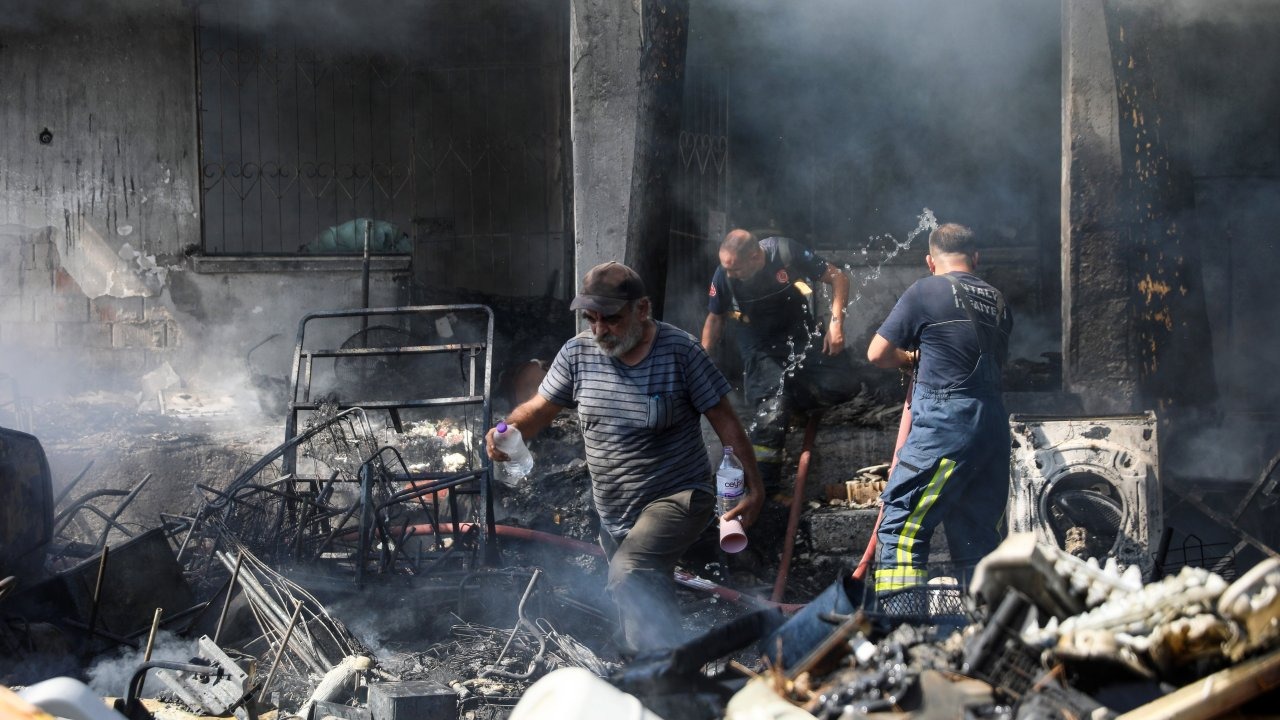 Her şeyini kaybettiği yangına müdahale eden itfaiyecilere su taşıdı