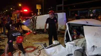 Tofaşlar kafa kafaya çarpıştı, ortalık savaş alanına döndü: 4 yaralı