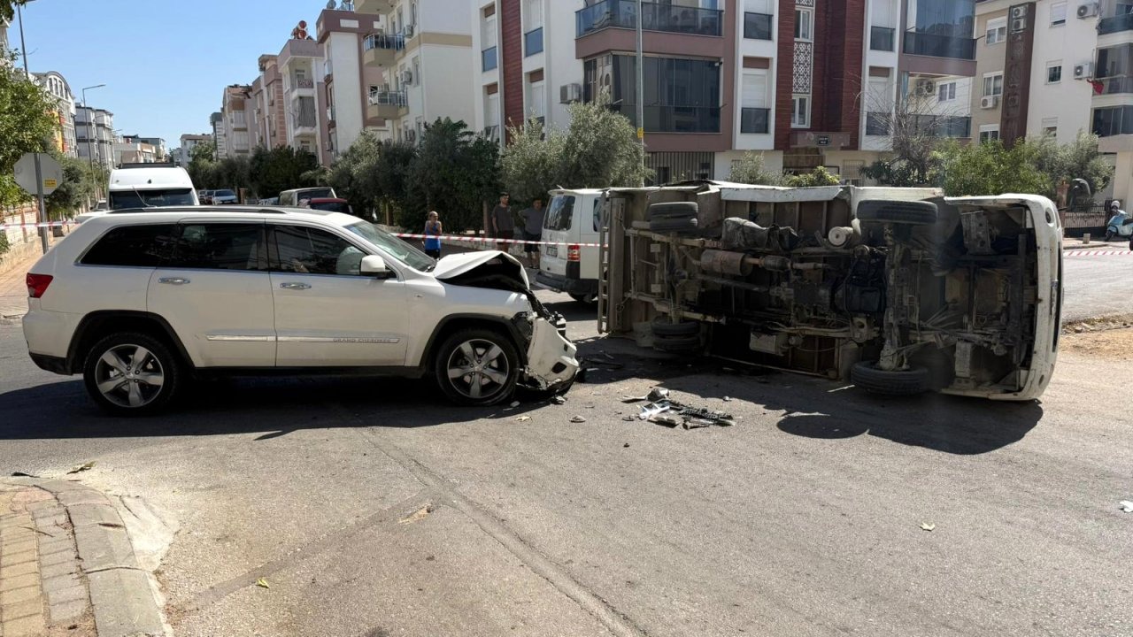 Antalya&#039;da cip ile kamyonet kazasında 2 yaralı