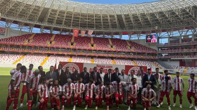 Antalyaspor’dan rekor transfer tanıtımı! 17 yeni isim ve 3 genç oyuncu taraftarla buluştu