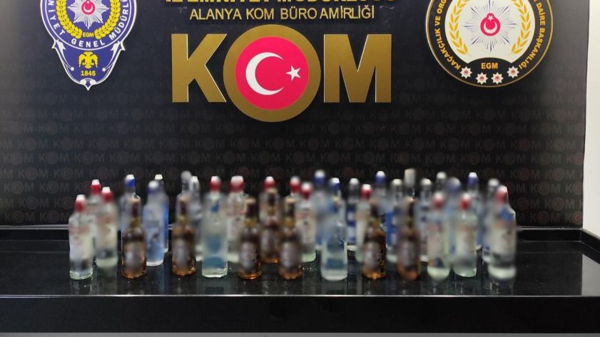 Antalya'da kaçakçılık ve rüşvet operasyonları