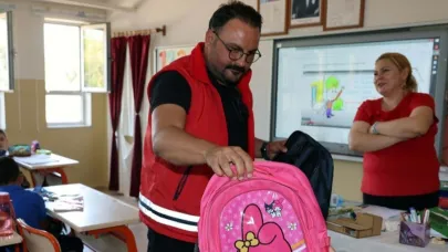Menteşe Belediyesi'nden minik öğrencilere çanta desteği