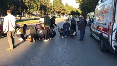 Kaza sonrası motosikletiyle yola savrulan genç kız gözyaşlarıyla hastaneye götürüldü