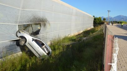 Yoldan çıkan otomobil muz serasına çarptı