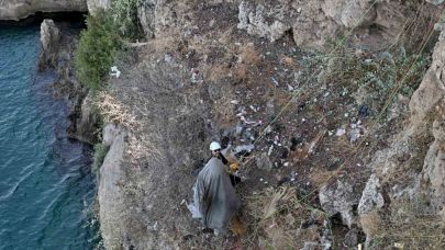 Antalya’da 40 metrelik falezlerde temizlik operasyonu