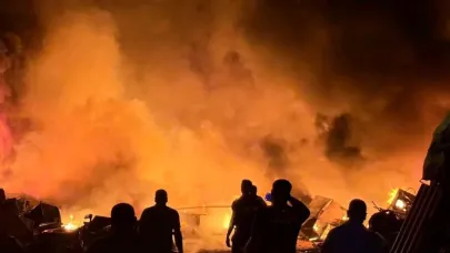 Alevlere teslim olan hurdalık alanda çıkan yangın geceyi aydınlattı
