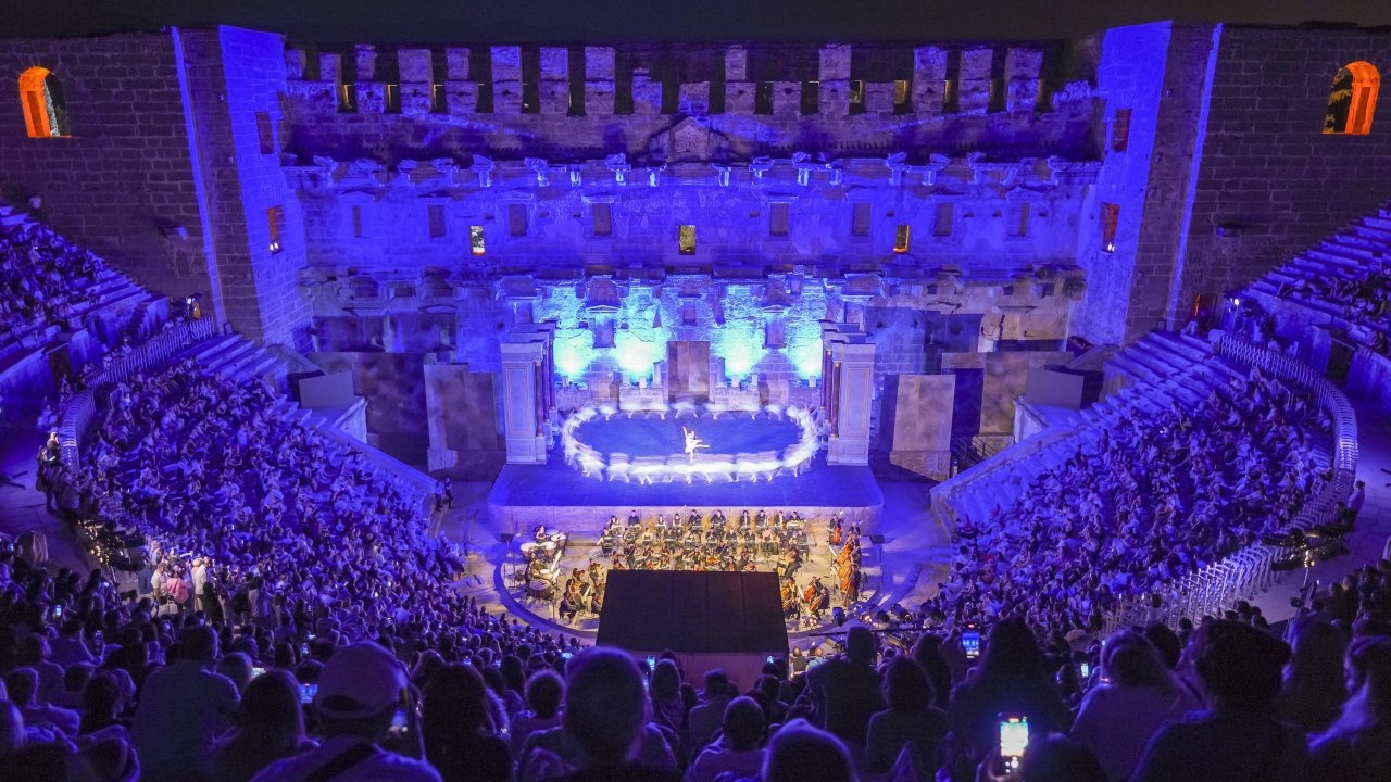 Aspendos'ta 'Kuğu Gölü' gecesi