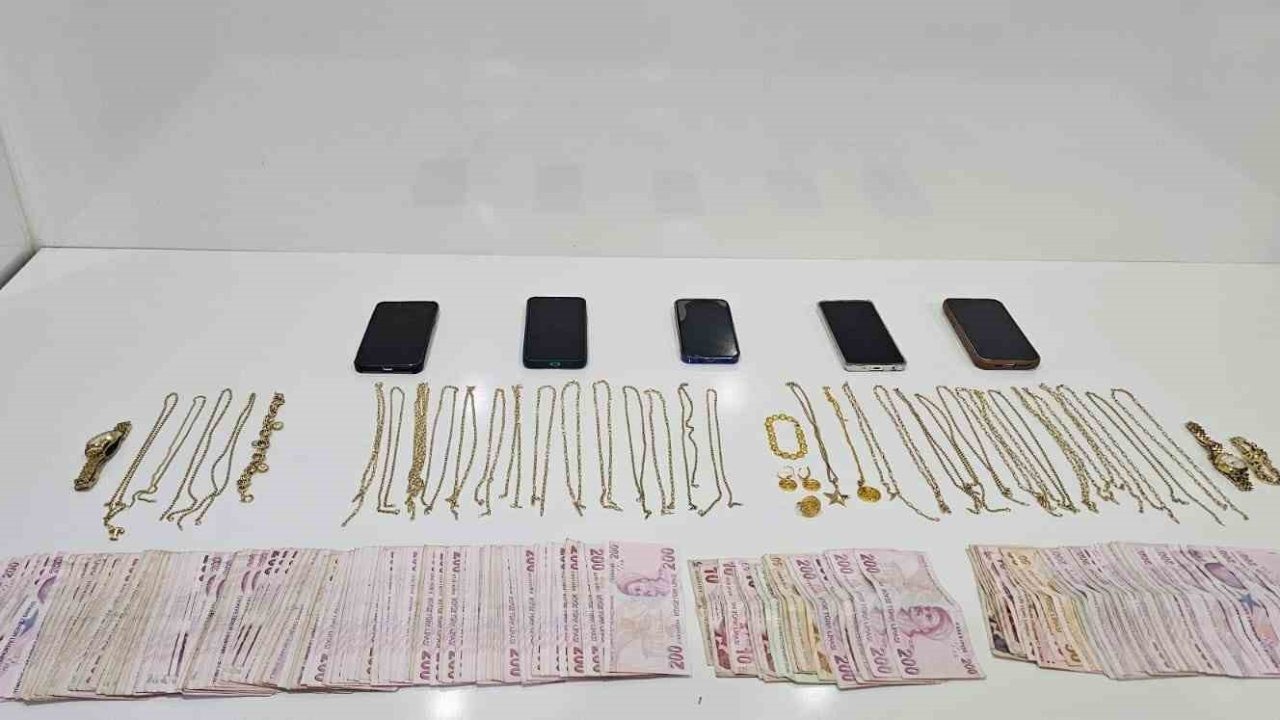 O anlar kamerda: Kuyumcuları sahte altınla dolandırdılar, yakalandılar
