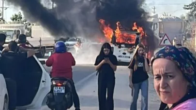 Sürücü yolcuları tahliye etti, minibüs alev alev yandı