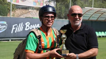 Dünya üçüncülüğü kupası ile Alanyaspor tesislerine paraşütle indi, Kupa’yı Başkan Çavuşoğlu’na takdim etti