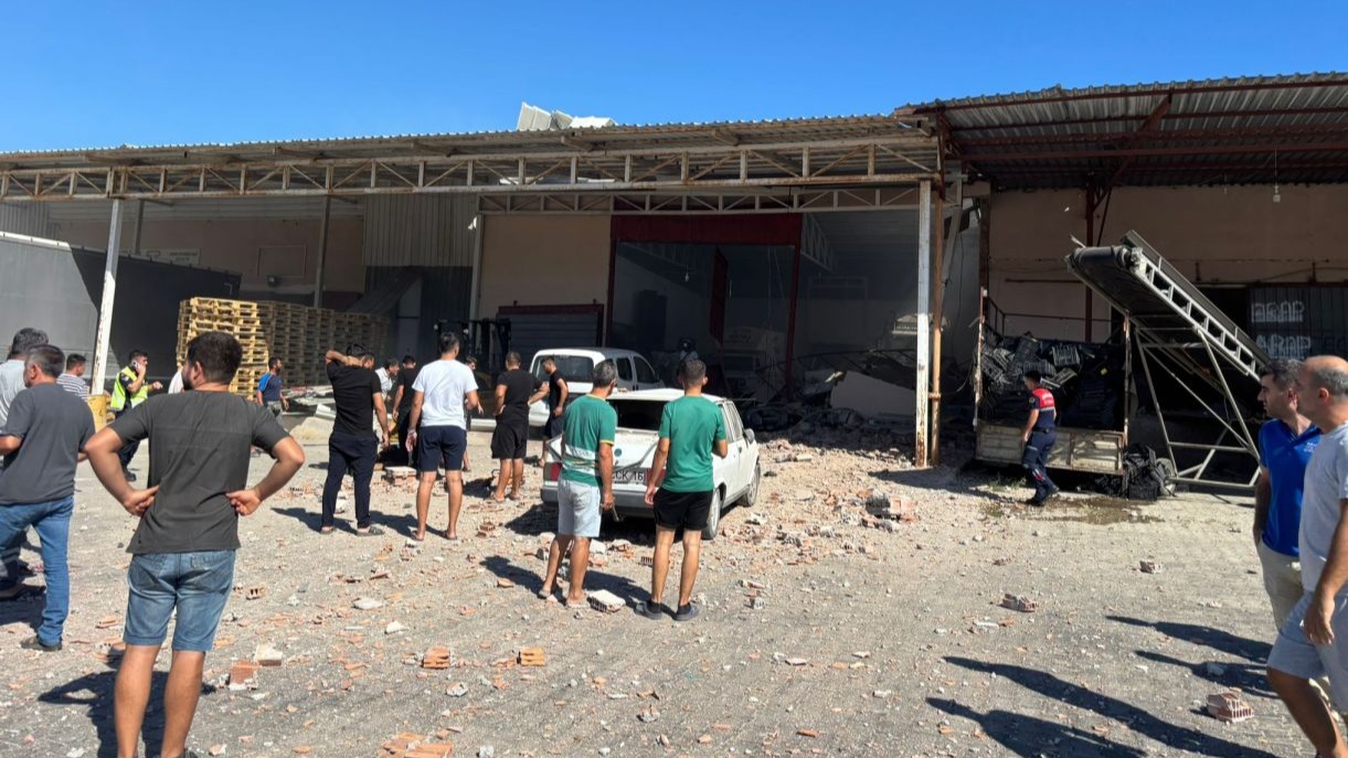 Antalya'da, toptancı halinde iş yerinde patlama: 1 ölü, 3 yaralı- Yeniden