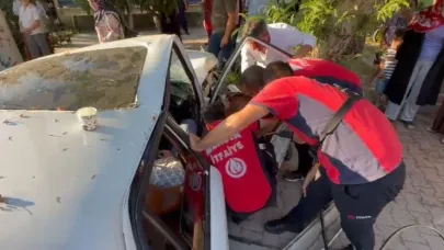 Otomobilde sıkışan yaralıyı itfaiye erleri kapıyı keserek kurtardı