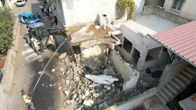 Mersin’de metruk bina kontrollü şekilde yıkıldı