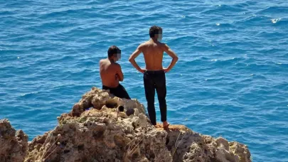 Falezlerden tehlikeli atlayış keyfine, polisin ‘atlarsan karakola götürürüm’ sözü engel oldu
