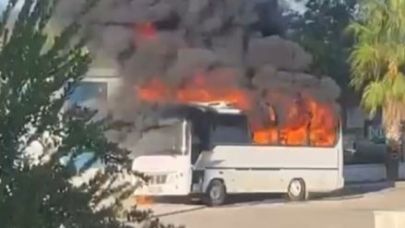 Antalya’da park halindeki midibüs alev alev yandı