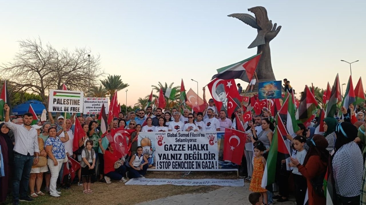 Gazze’ye yardıma giden gemilere temsili selamlama
