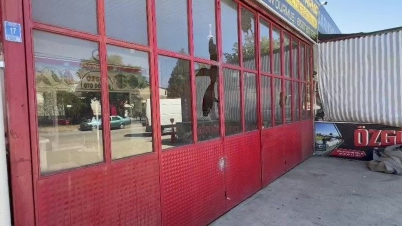 Antalya’da kapüşonlu şüpheli, 15 dakika arayla 2 iş yerini pompalı tüfekle kurşunladı