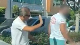 Safari aracının şoförü Ukraynalı sürücünün önünü kesip camı yumrukladı