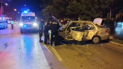 Kontrolden çıkan otomobil ağaçlara çarparak durabildi, genç sürücü yaralandı
