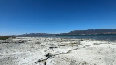 Burdur Gölü’nde balık tutmayı hayal ederken kuruyan gölde otlayan keçileri izliyor