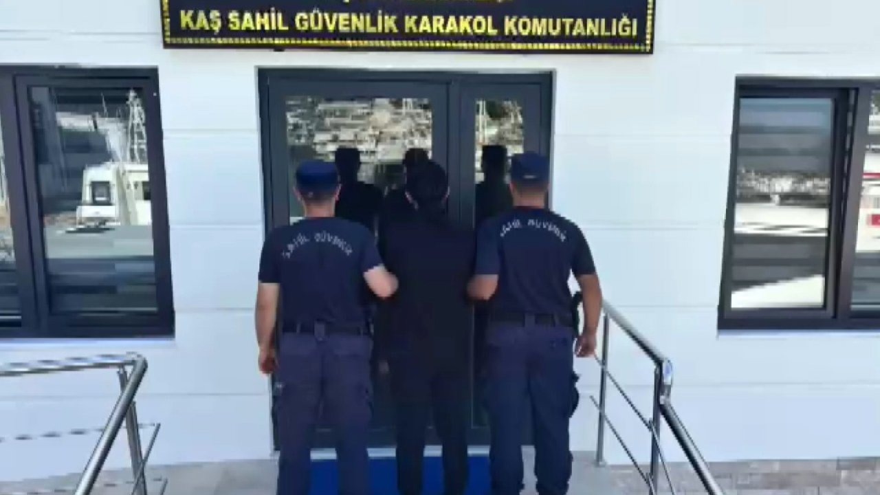 Yüzerek Yunan adasına kaçmaya çalışan firari yakalandı